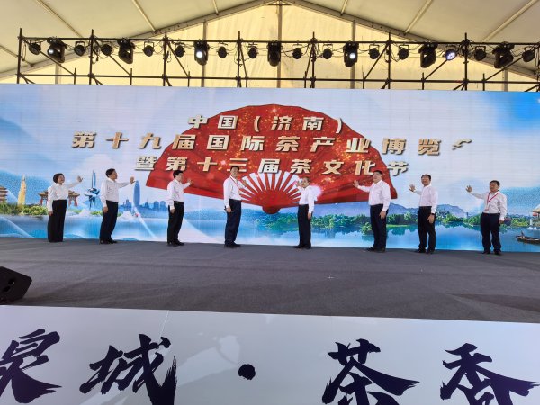 泛策略 何不问茶在泉边 - 海报新闻